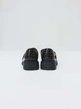 Zapatos tipo guillermina Mutma modelo Punko, color marrón, confeccionados en cuero. Presentan punta cuadrada, detalle texturizado en la parte delantera, tira en el empeine con hebilla metálica dorada y suela chunky de goma negra con taco bajo.