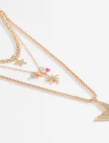 Collar de tres cadenas doradas superpuestas con dijes colgantes: una estrella lisa, una estrella con incrustaciones de cristales y pequeñas cuentas de colores (naranja, turquesa, rosa).