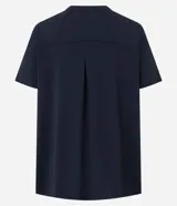 Remera deportiva de manga corta con cuello redondo, confeccionada en poliamida y elastano. Presenta un diseño liso con detalle de recorte en la espalda.