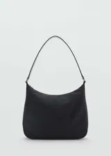 Bolso de hombro tipo hobo en color negro, con diseño minimalista y cierre superior con cremallera.