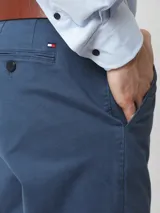 Pantalón chino azul de corte regular, confeccionado en sarga de mezcla de algodón orgánico.