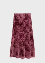 Falda larga de corte evasé confeccionada en tejido jacquard con estampado floral en tonos rosados y bordó. Presenta cintura elástica y forro interior.