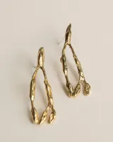 Aros colgantes con diseño orgánico inspirado en corales naturales, con acabado metálico brillante y cierre de perno con mariposa.