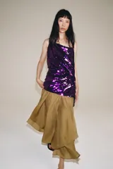 Falda midi de tiro medio color tostado, con cintura elástica ajustable con cordón y diseño asimétrico de volantes superpuestos.