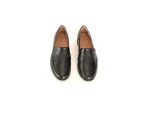 Mocasines negros de cuero, con textura de piel de reptil en los laterales y empeine liso con detalle de tira horizontal. Tienen un tacón bajo de aproximadamente 2 cm.