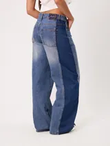 Jeans wide leg de tiro medio con diseño de pierna ancha, lavado azul claro en el frente y franjas laterales en tono azul oscuro contrastante. Confeccionado en algodón.