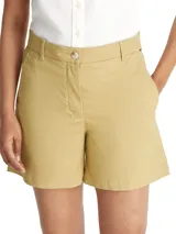 Shorts de mujer estilo chino, color beige claro, con cierre de botón y cremallera, y bolsillos laterales y traseros.