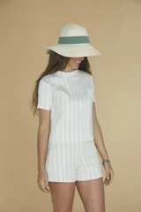 Sombrero de paja color marfil con ala ancha y cinta verde.