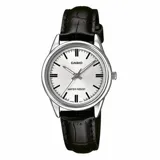 Reloj analógico Casio con caja de acero inoxidable plateada y esfera blanca con marcadores de hora en negro. Cuenta con una correa de cuero negro con textura de cocodrilo y cierre de hebilla.