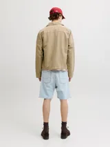 Bermuda de jean de calce relajado para hombre, confeccionada en denim de algodón en color celeste claro con efecto lavado.