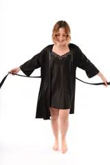 Bata de seda blanca con mangas 3/4 y lazo para ajustar en la cintura.