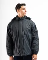 Campera de nylon color gris oscuro con capucha y forro micropolar. Tiene cierre frontal, bolsillos laterales con cierre y un bolsillo vertical en el pecho. Los puños son elásticos.