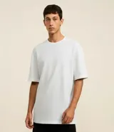 Remera de corte relajado marca Blue Steel, confeccionada en algodón con textura chevron, cuello redondo y manga corta.