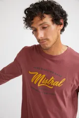 Remera blanca de manga larga con cuello redondo y estampado frontal con el texto "Mistral Hard Working Gear Est. 1976 Durability & Quality".