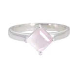 Anillo de plata 925 con un cuarzo rosado de forma cuadrada.