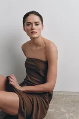 Vestido midi de escote recto y diseño strapless, con corte recto y abertura en la espalda.