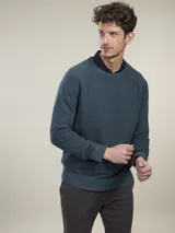 Sweater de punto color azul marino con cuello redondo y mangas raglán.