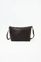 Bolso bandolera de cuero sintético color chocolate, con solapa y cierre metálico dorado.
