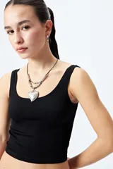 Musculosa corta negra de textura acanalada y escote cuadrado.