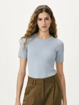 Camiseta de manga corta con textura acanalada, cuello redondo y ajuste al cuerpo.