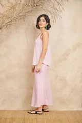 Pollera midi evasé confeccionada en lino natural, con elástico en la cintura.