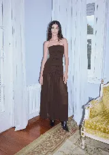 Vestido largo negro con corpiño strapless fruncido con estampado de lunares blancos y falda larga de gasa fluida.