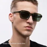 Lentes de sol cuadrados con armazón negro y lentes marrones polarizados.