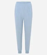 Pijama de dos piezas confeccionado en plush con textura de corazones en relieve. Incluye una blusa de cuello redondo y manga larga, y un pantalón con cintura elástica.