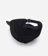 Gorra negra de sarga con visera curva, sin estampa y ajuste trasero.