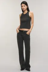 Musculosa gris oscuro de morley, con escote redondo, sisas cavadas y calce ajustado. Presenta la frase "HOT MESS" formada por tachas doradas en el frente y detalles de tachas a lo largo de los laterales.