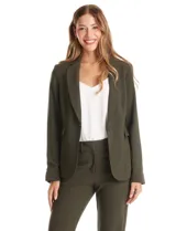 Blazer sastrero de corte entallado en color beige. Presenta cuello con solapa clásica, cierre frontal con un botón a tono, hombreras ligeras para una estructura definida y bolsillos laterales con solapa. Incluye forro interno.