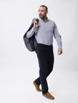 Pantalón de pana azul marino con textura acanalada, corte regular fit, tiro medio y diseño de cinco bolsillos clásicos con cierre de botón y cremallera.