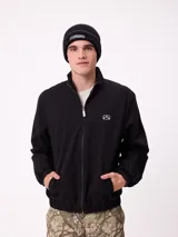 Gorro tipo beanie de punto acanalado color azul marino, con detalle de franja blanca y logo de la marca bordado en el frente.