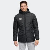 Campera puffer negra con capucha, cierre frontal completo y logo de la marca estampado en el pecho. Presenta diseño acolchado con costuras horizontales y puños elásticos.