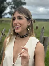 Choker de cuero negro con apliques metálicos redondos en tonos plateados y dorados/bronce.