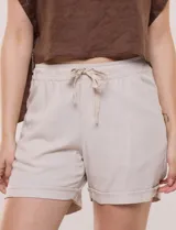 Short de lino marca Dash, color beige, con pretina ancha elastizada, lazo de ajuste, bolsillos delanteros inclinados y bolsillos aplicados en la parte trasera.