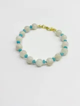 Pulsera de piedras naturales compuesta por cuentas esféricas blancas intercaladas con pequeñas cuentas turquesas.