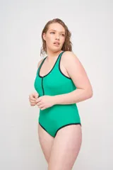 Malla enteriza de lycra estampada con flores rosas y naranjas sobre fondo negro, con cierre frontal y espalda deportiva.