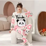 Conjunto de pijama de dos piezas confeccionado en tela de plush suave y abrigada. Incluye una remera de manga larga con diseño estampado de Totoro y pantalón largo a juego con puños en contraste.