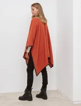 Ruana de tejido suave color azul oscuro, con vivos de ecocuero negro en los bordes.