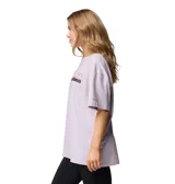 Remera oversize Columbia para mujer, de color lila, con cuello redondo acanalado y estampado frontal con el logotipo de la marca y diseño de montañas.