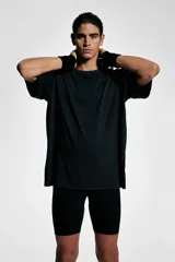 Remera deportiva negra de corte holgado con cuello redondo y mangas cortas. Tejido funcional DryMove™ con efecto lavado.