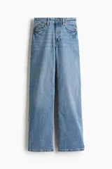 Jean de tiro alto con corte wide leg, confeccionado en denim de algodón con leve elasticidad. Presenta diseño clásico de cinco bolsillos, cierre frontal con botón y acabado en tono azul medio.