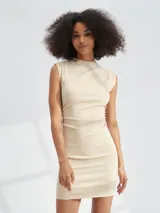 Vestido corto negro, ajustado al cuerpo, sin mangas y con cuello redondo alto.