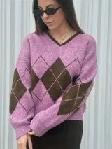 Sweater tejido con escote en V y calce relajado, con diseño de rombos en colores bordó y celeste.