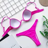 Conjunto de bikini color lila, compuesto por un soutien con aro y tirantes finos regulables, y una bombacha colaless de tiro medio.