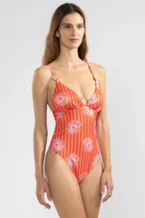 Traje de baño enterizo rojo con estampado de rayas verticales blancas y flores rosas. Tiene escote en V, breteles finos con apliques florales y copas con soporte.