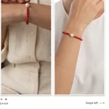 Pulsera de plata 925 compuesta por pequeñas cuentas de cristal rojo y una perla de río central. Incluye cadena de alargue para ajuste personalizado.