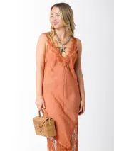 Vestido largo color terracota con breteles finos, escote en V y detalles de encaje en el ruedo y escote.