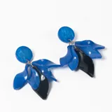 Caravanas colgantes con diseño de pétalos en resina color azul y negro, con base circular superior.